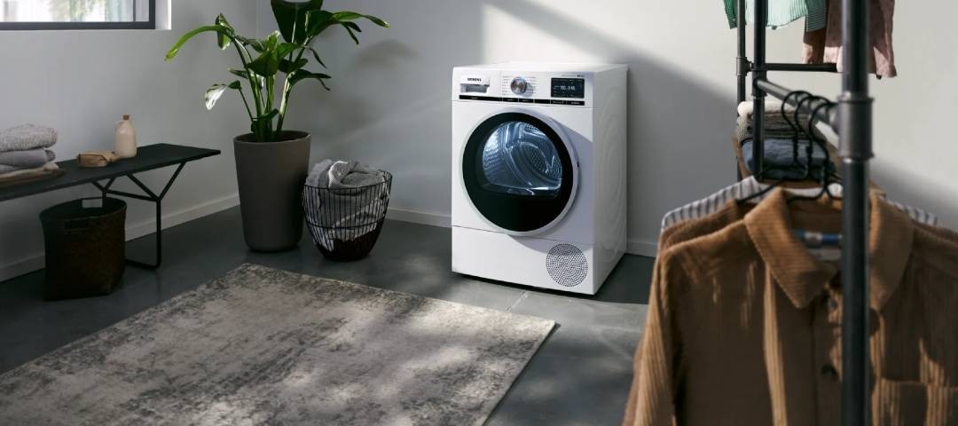 Machine à laver et sèche linge avec planche à repasser intégrée et